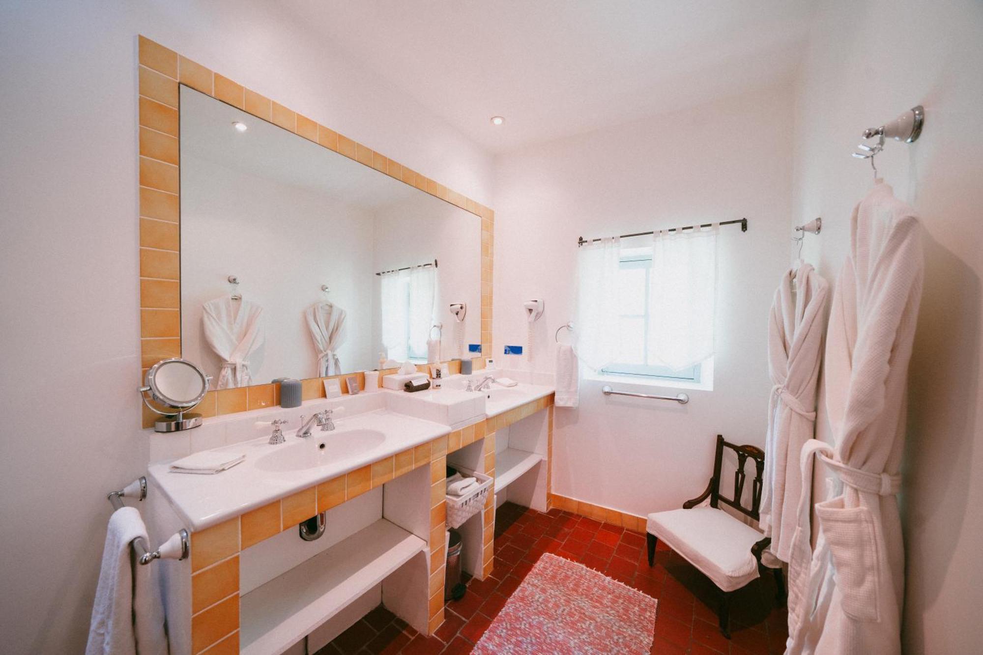 Bastide Rose Hotel Le Thor Bagian luar foto