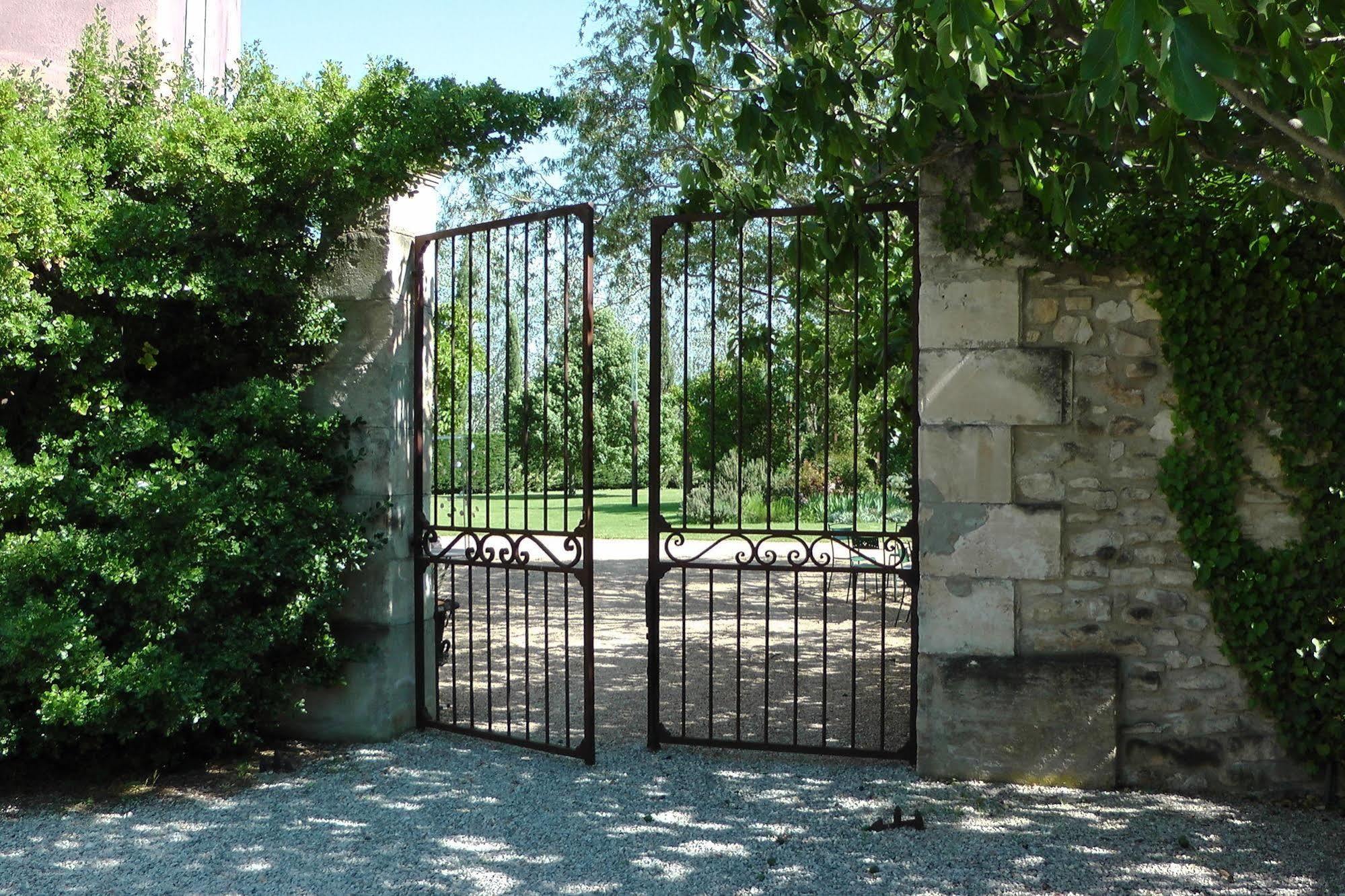 Bastide Rose Hotel Le Thor Bagian luar foto