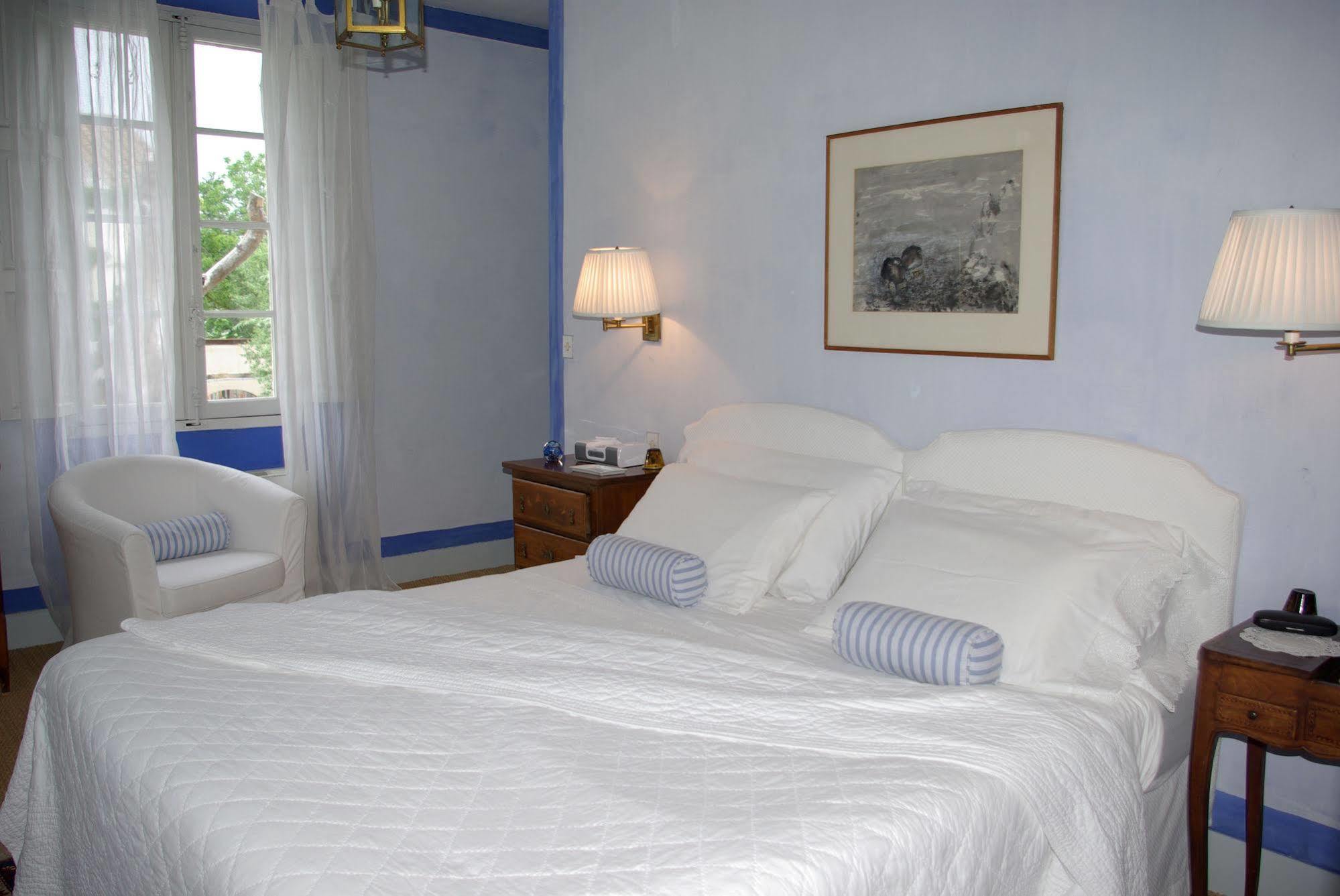 Bastide Rose Hotel Le Thor Bagian luar foto